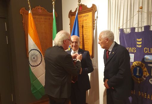 La premiazione del Prefetto di Varese Salvatore Pasquariello da parte del Lions Club Prealpi