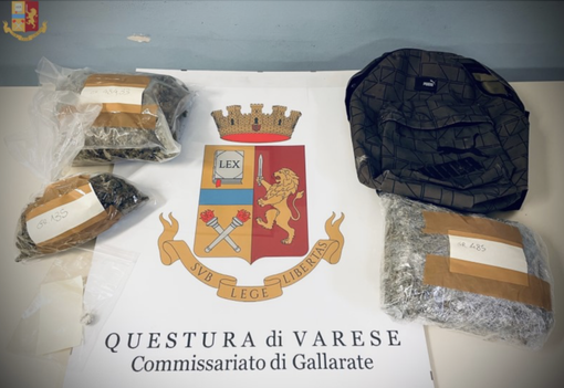 Sul marciapiede spunta uno zainetto abbandonato: dentro la polizia trova un chilo di droga Sul marciapiede spunta uno zainetto abbandonato: dentro la polizia trova un chilo di droga
