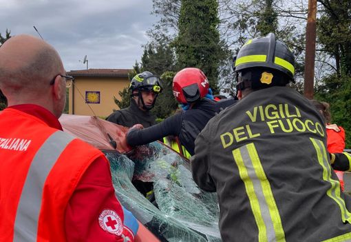 Le immagini dell'intervento dei vigili del fuoco di Luino che hanno liberato il ciclista investito rimasto incastrato nel parabrezza