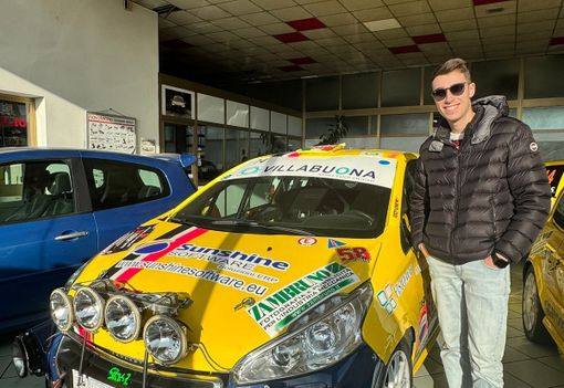 Matteo Sanfilippo insieme alla sua Peugeot 208. Nella gallery, insieme alla sua compagna (e navigatrice) Sabrina Longo