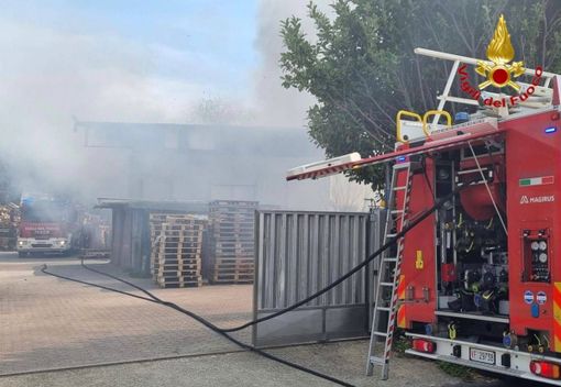 Ancora un incendio a Busto: fiamme in una ditta di lavorazione del legno