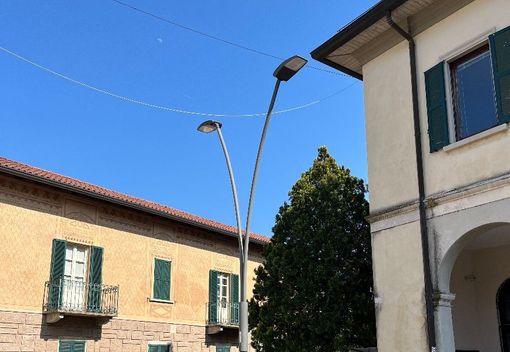 Un palo della luce nel centro di Gavirate