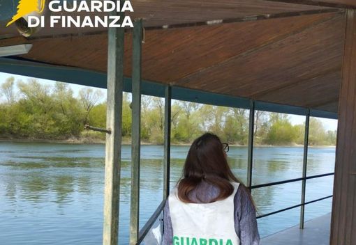 Casa galleggiante abusiva sul fiume Ticino, la Guardia di Finanza scopre mancati pagamenti per 85mila euro