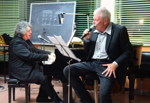 Il duo "Men in Black" durante un'esibizione musicale