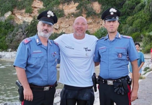 L'appuntato scelto Fabio Latanza con i colleghi della stazione di San Felice Circeo al suo arrivo dopo la traversata L'appuntato scelto Fabio Latanza con i colleghi della stazione di San Felice Circeo al suo arrivo dopo la traversata