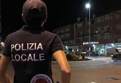 Sfreccia a oltre cento all'ora per le strade di Tradate: bloccato e multato Sfreccia a oltre cento all'ora per le strade di Tradate: bloccato e multato