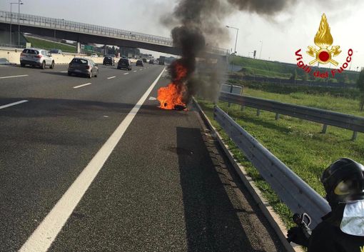 Moto va a fuoco in Autolaghi: paura per il conducente Moto va a fuoco in Autolaghi: paura per il conducente