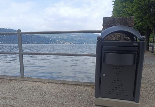 I nuovi cestini sul lungolago di Angera (foto dalla pagina Facebook del Comune) I nuovi cestini sul lungolago di Angera (foto dalla pagina Facebook del Comune)