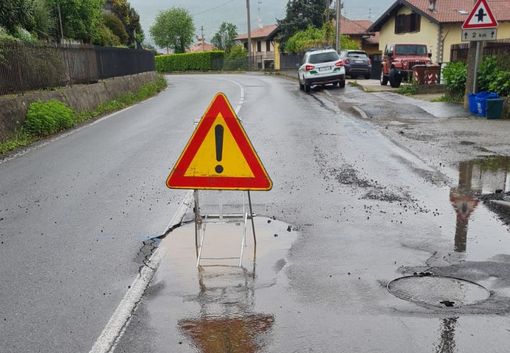 La perdita d'acqua lungo la provinciale a Biandronno La perdita d'acqua lungo la provinciale a Biandronno