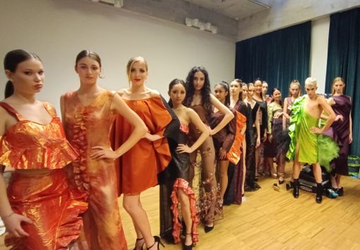 VIDEO E FOTO. Che applausi! Alessia Crespi, alla Fashion week con il suo fiore del diavolo VIDEO E FOTO. Che applausi! Alessia Crespi, alla Fashion week con il suo fiore del diavolo