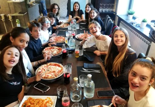 Aria di festa per i giovani attori dell’istituto “Fermi” e della scuola media “San Giulio” di Castellanza Aria di festa per i giovani attori dell’istituto “Fermi” e della scuola media “San Giulio” di Castellanza