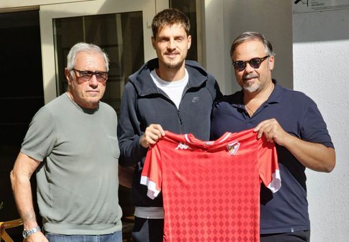 Sindrit Guri con il ds Raineri e Rosati e, sotto, abbracciato dopo un gol