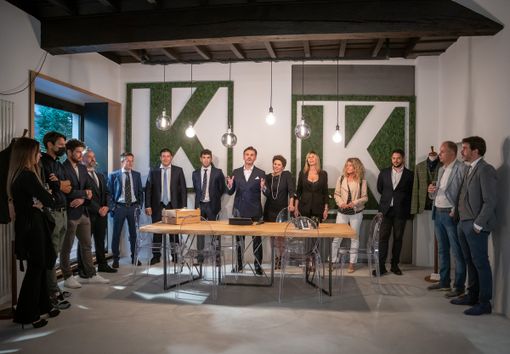 Matteo Morrocchi e Marcella Sartore con la squadra di Kedros. Nella galleria fotografica, a cura di Umberto Armiraglio, i tanti intervenuti per salutare la novità Kedros