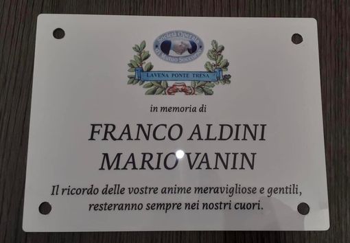 La targa ricordo inaugurato domenica alla Soms di Lavena Ponte Tresa