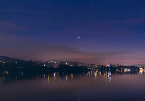 Le luci della nostra terra si specchiano sul lago incantato prima del risveglio (foto tratta dalla pagina Facebook della Società Astronomica G.V. Schiaparelli)