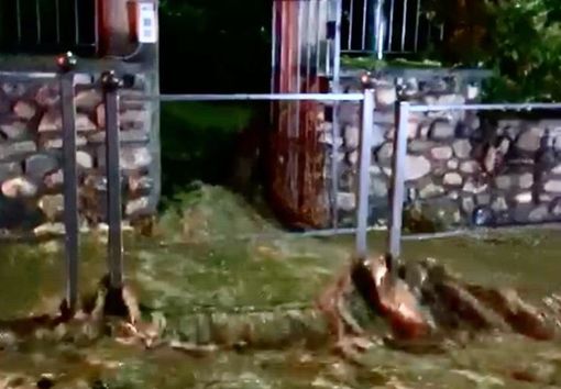 VIDEO. Maltempo sul Varesotto, esonda il Tinella. A Luvinate famiglie evacuate e statale 394 sott'acqua VIDEO. Maltempo sul Varesotto, esonda il Tinella. A Luvinate famiglie evacuate e statale 394 sott'acqua