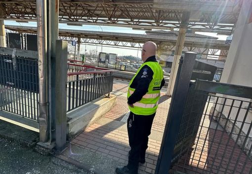 Un volontario della sicurezza in azione alla stazione ferroviaria di Cocquio Trevisago