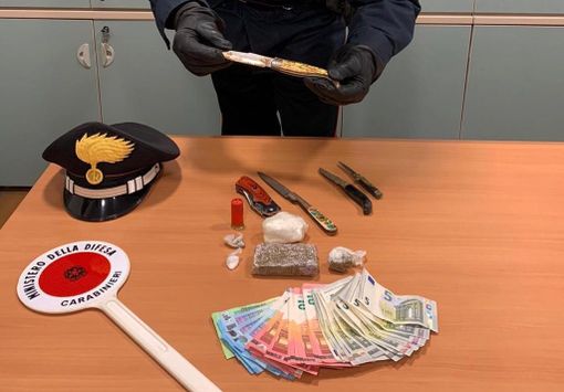 Da Arcisate a Varese con droga e cinque coltelli in auto: i carabinieri arrestano due persone Da Arcisate a Varese con droga e cinque coltelli in auto: i carabinieri arrestano due persone