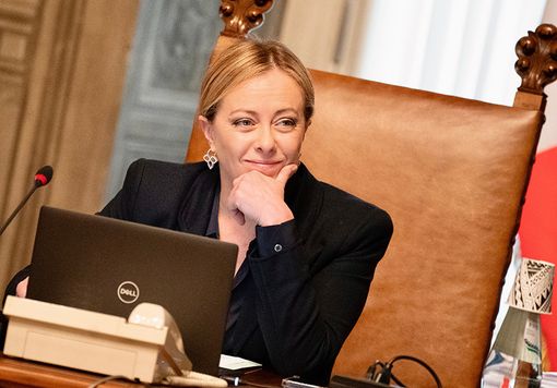 «"Giorgia contro il resto del mondo" e quella narrazione che oscura le notizie. E trasforma le mancanze in grandi successi»