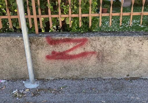 Le "Z" apparse sui muri di alcune abitazioni a Malnate