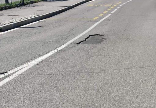 «Per segnalare una buca bisogna mandare un'email». L'indignazione del consigliere Esposito