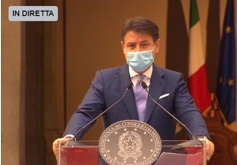 Conte: «Sacrifici per evitare un secondo lockdown. Aiuti con bonifico sui conti di chi è penalizzato. Vaccino entro Natale»
