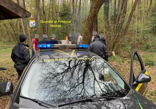 Festa di compleanno abusiva nei boschi di Gaggiolo interrotta dalle Fiamme Gialle Festa di compleanno abusiva nei boschi di Gaggiolo interrotta dalle Fiamme Gialle