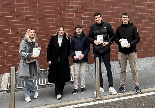 La Lega Giovani davanti ai supermercati di Varese: «Attenzione alle truffe nei posteggi»