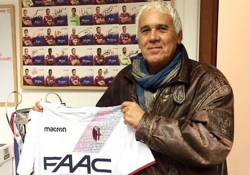 In questa foto del Bologna Fc, Lionello Massimelli con una maglia celebrativa dei rossoblù. In basso, uno storico scatto di Marini, Massimelli, Fusaro e Mayer In questa foto del Bologna Fc, Lionello Massimelli con una maglia celebrativa dei rossoblù. In basso, uno storico scatto di Marini, Massimelli, Fusaro e Mayer