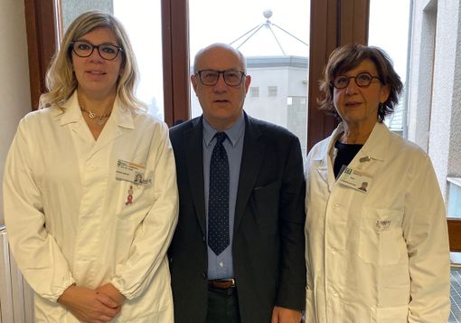 Il professor Fausto Sessa con le due genetiste, la dottoressa Maria Grazia Tibiletti (a destra) e la dottoressa Ileana Carnevali