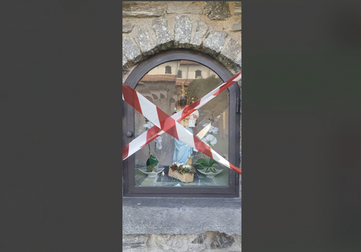 L'edicola votiva della Madonnina di Sesto Calende danneggiata da ignoti (foto dalla pagina Facebook FareOratorio)