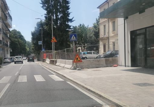 Multipiano Sempione poco accessibile: ingresso principale bloccato dalle barriere architettoniche