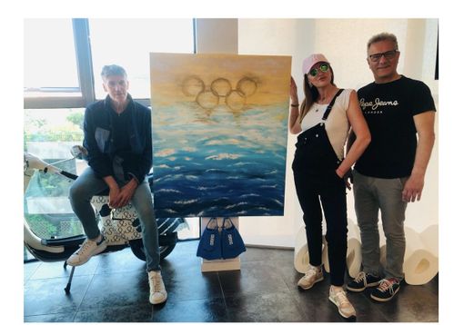 VIDEO E FOTO. Un mare increspato con i cinque cerchi olimpici: ecco il dipinto di Manuela Carnini con le pinne di Martinenghi