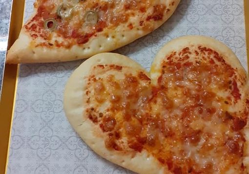 Le pizze a forma di cuore del Panificio Savelli di Gazzada (foto dalla pagina Facebook del negozio)