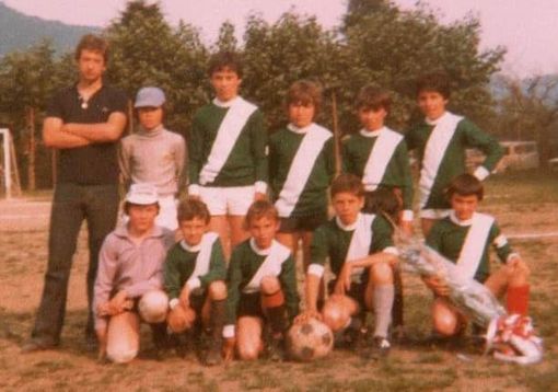 La squadra del Csi dell'oratorio di Ponte Tresa allenata da Renzo Vernaschi (foto dalla pagina Facebook del sindaco Mastromarino)