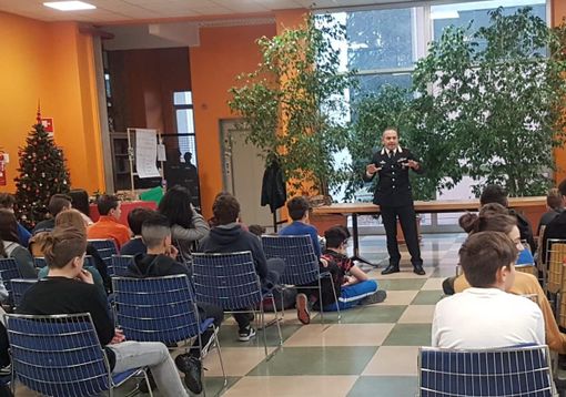 Cyberbullismo e prevenzione, una lezione a scuola con i carabinieri di Laveno Mombello