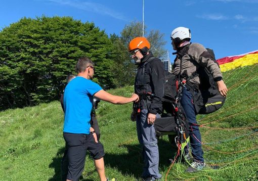 Il volo sul parapendio nei cieli di Laveno Mombello di ciechi e ipovedenti