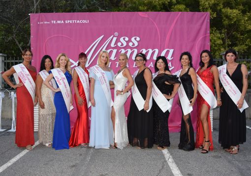 Le 10 mamme della provincia di Varese premiate, in compagnia di Laura Di Pietro