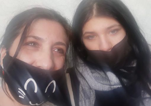 Aurora insieme alla madre nella foto pubblicata per annunciare il suo ritrovamento Aurora insieme alla madre nella foto pubblicata per annunciare il suo ritrovamento