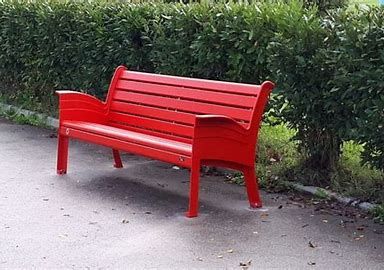 Una panchina rossa nel cortile del liceo Crespi in segno di solidarietà alle vittime di femminicidio