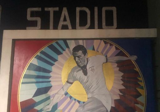 Il murales dedicato a Gigi Riva allo stadio Amsicora di Cagliari