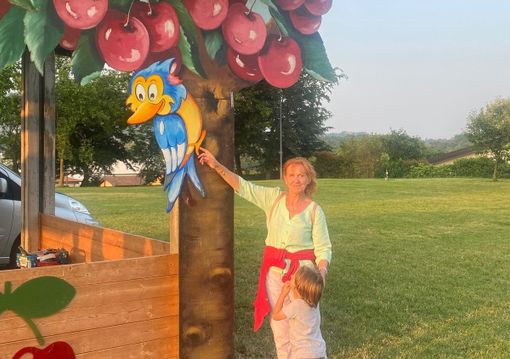 La sagoma di legno del picchio tornata al suo posto al parco delle Cinque Pinate di Oltrona grazie ad Annamaria Rizzato La sagoma di legno del picchio tornata al suo posto al parco delle Cinque Pinate di Oltrona grazie ad Annamaria Rizzato