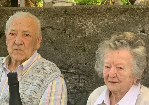 I due "sposini" Fulvia ed Enrico in una foto tratta dalla pagina Facebook del Comune di Porto Ceresio