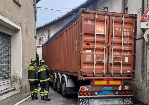 Tir si incastra nelle vie di Gazzada Schianno: per spostarlo ci vuole la gru