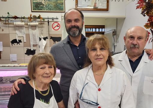 Il sindaco di Caravate Nicola Tardugno con i titolari della Macelleria Simonini