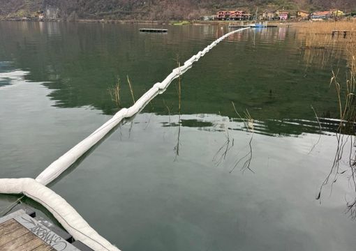Sul lago Ceresio a Lavena Ponte Tresa sono state collocate barriere oleoassorbenti (foto dalla pagina Facebook "Io Cambio con Mastromarino sindaco")