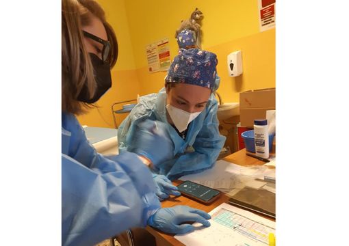 A Malnate vaccinate 176 persone in un giorno con la sindaca infermiera: «Abbiamo attivato una grande catena di solidarietà» A Malnate vaccinate 176 persone in un giorno con la sindaca infermiera: «Abbiamo attivato una grande catena di solidarietà»