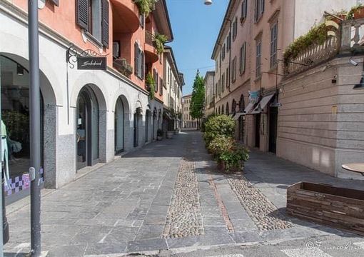 La foto di Varese deserta all'inizio dell'area pedonale che da via Veratti conduce in piazza Carducci postata dal sindaco Galimberti