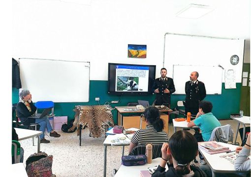 I carabinieri forestali di Somma Lombardo in classe a Golasecca