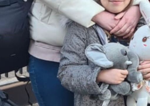 La figlioletta di Roman stringe i suoi pupazzi: ora è al sicuro La figlioletta di Roman stringe i suoi pupazzi: ora è al sicuro